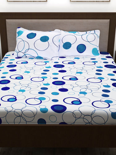 https://cdn.shopify.com/s/files/1/1857/6931/products/ee9b1a42-7a0c-41b5-b640-23029a0e92db1647332874335StoryhomeWhiteBlueGeometric186TCCotton1QueenBedsheetwith2Pil2.jpg?v=1703164081